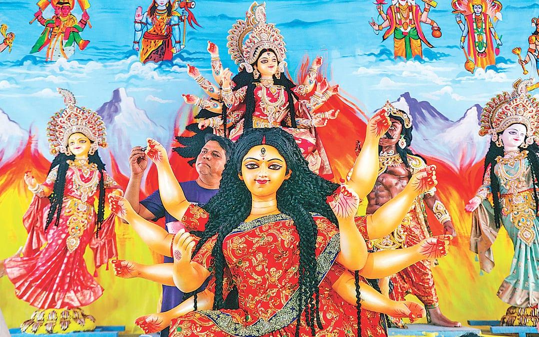 শারদীয় দুর্গোৎসব শুরু, আজ ষষ্ঠী