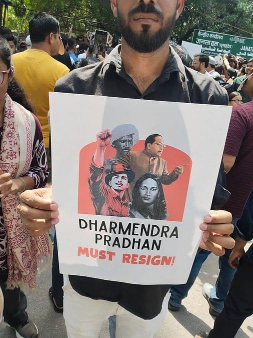 ভারতে মোদি সরকারের পতনের শঙ্কা তৈরি করছে ভাইরাল ‘তেলাপোকা পার্টি’