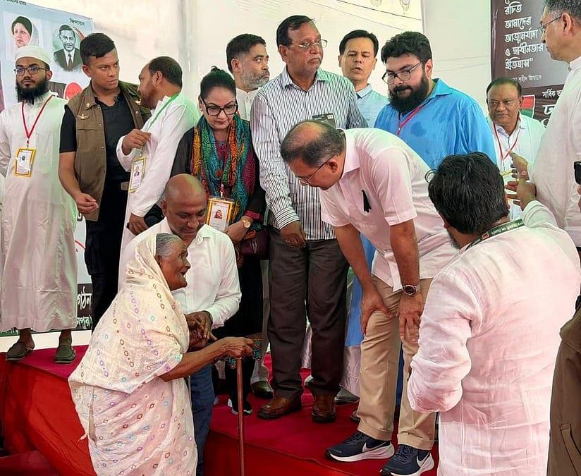 চোখে দেখেন না, প্রধানমন্ত্রীকে ছুঁয়ে দোয়া করলেন নূরজাহান