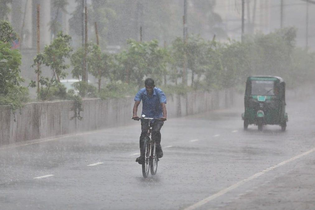 মৌসুমি বায়ুর প্রভাবে কিছু এলাকায় আজ বৃষ্টির  পূর্বাভাস