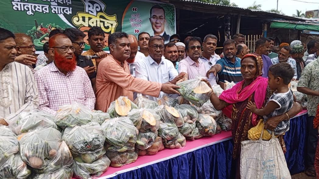 BNP distributes free vegetables among destitute in Satkhira | District