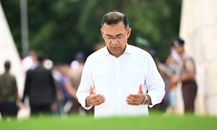PM offers ‘Munajat’ at parents' graves on returning home | News Flash