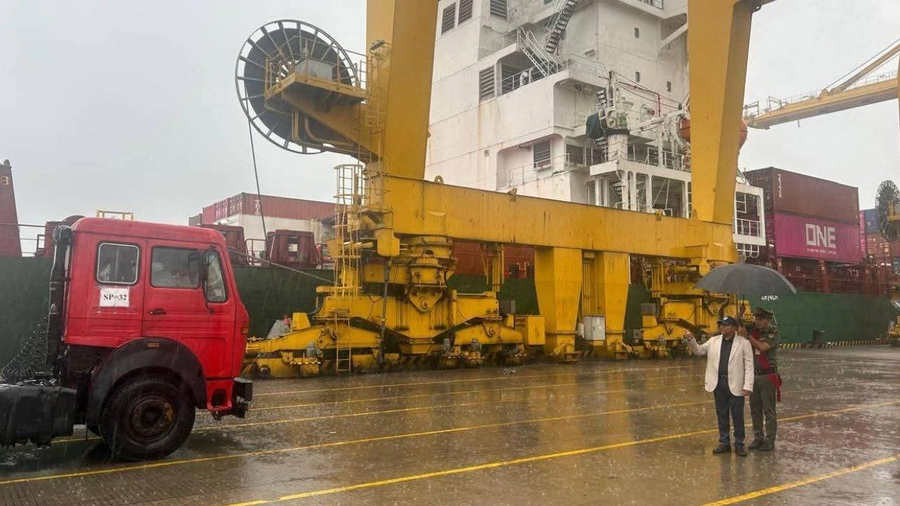 Authorities on alert to keep Ctg port operations smooth despite the bad weather  | Others