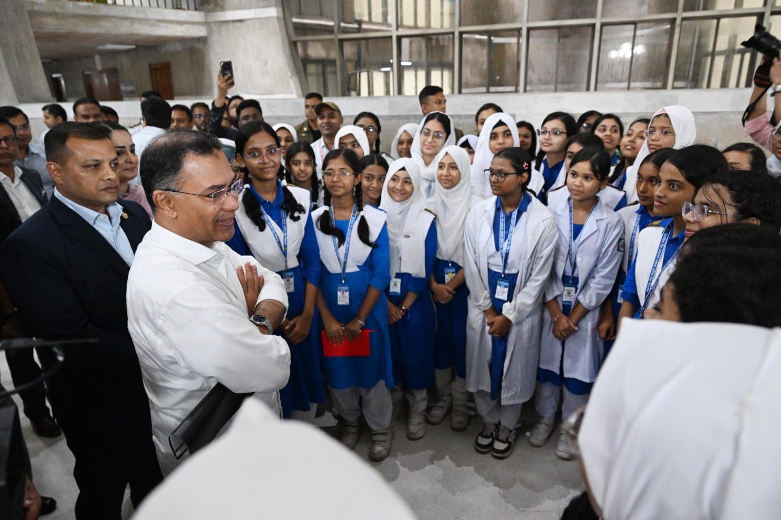 PM urges students to develop themselves into skilled, able citizens  | News Flash