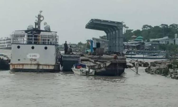 Launch services suspended on six Bhola river routes as tidal water rises above danger level | Special Stories