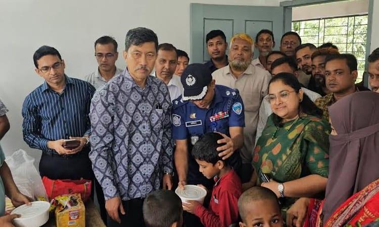 Dipen visits shelter, distributes food among evacuees in Rangamati | Others