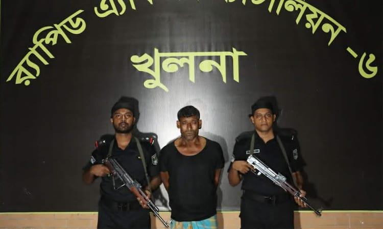 Notorious robbery gang chief held with firearm in Khulna | District