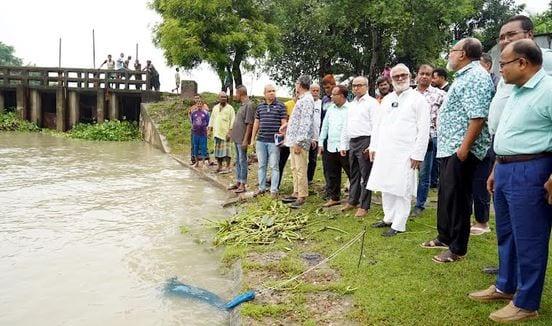 KCC administrator inspects sluice gate repair to prevent waterlogging | District