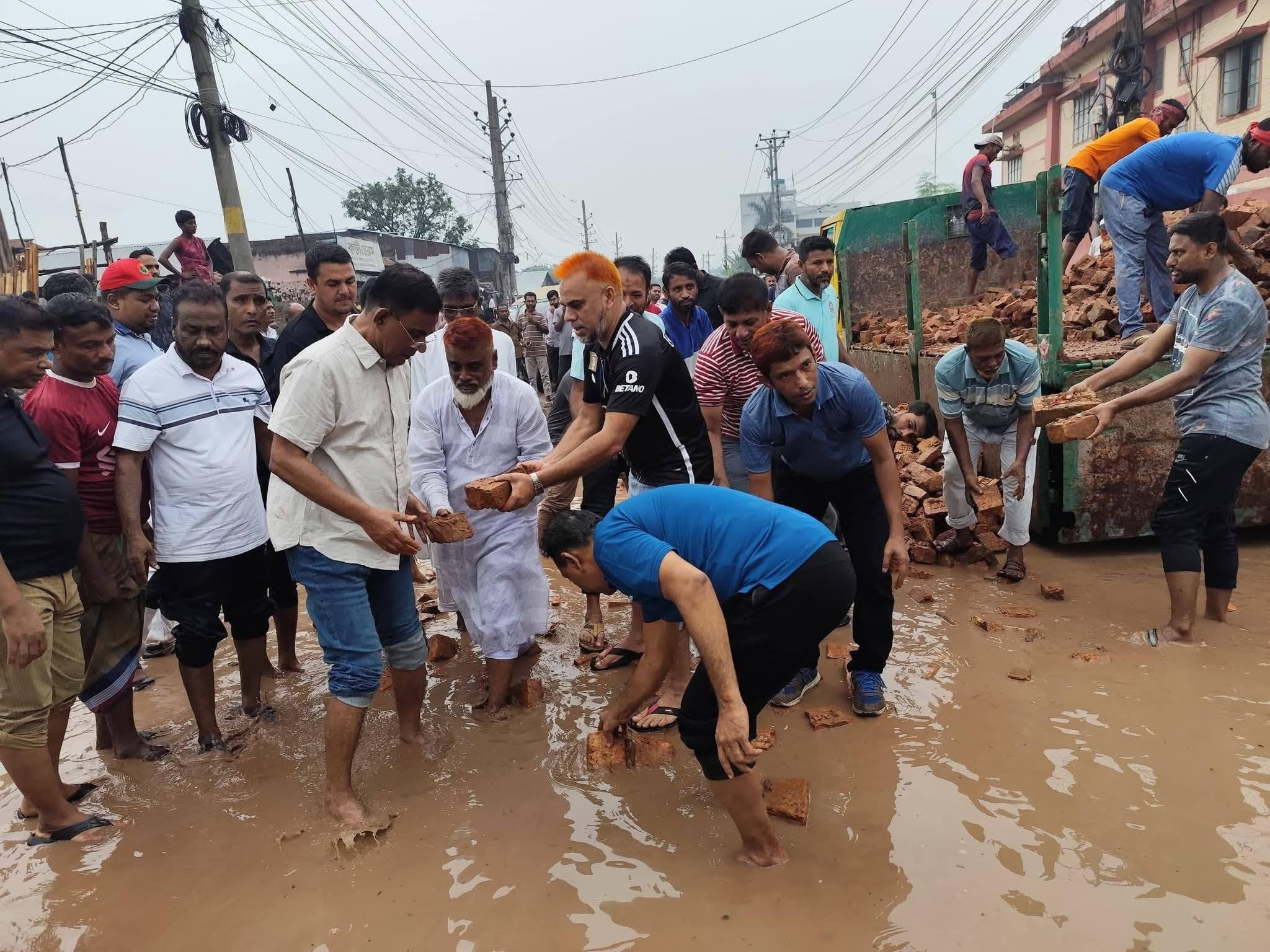 BNP leaders voluntarily repair waterlogged Shipyard Road in Khulna | District