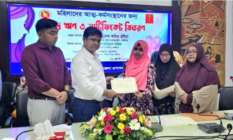 35 Gazipur women entrepreneurs receive TK 37.50 lakh microcredit,   certificates | Others