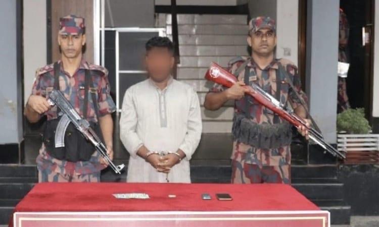 Gold smuggler caught red handed in Jessore | District