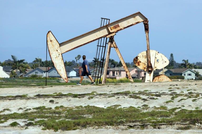 Oil extends gains after latest US strikes, tech suffers more losses | Business