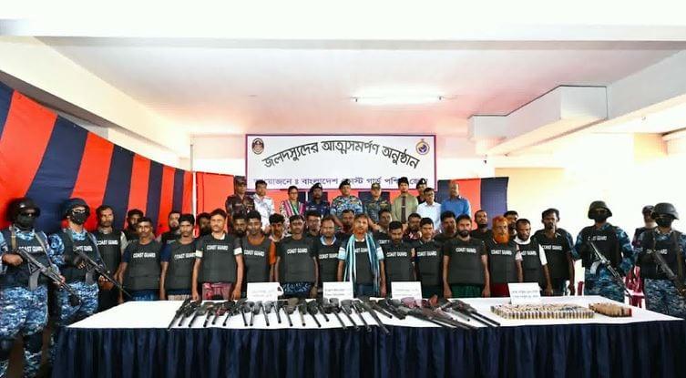 27 forest pirates surrender in Sundarbans | Others