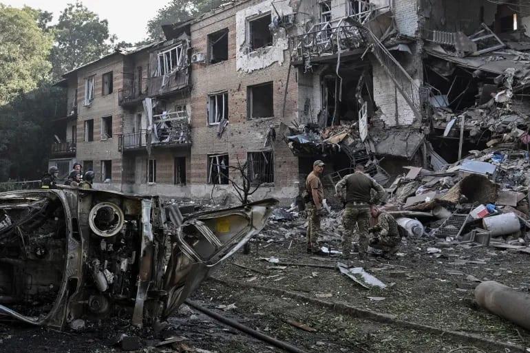 Russian strikes on Ukraine capital kill 2 people | International