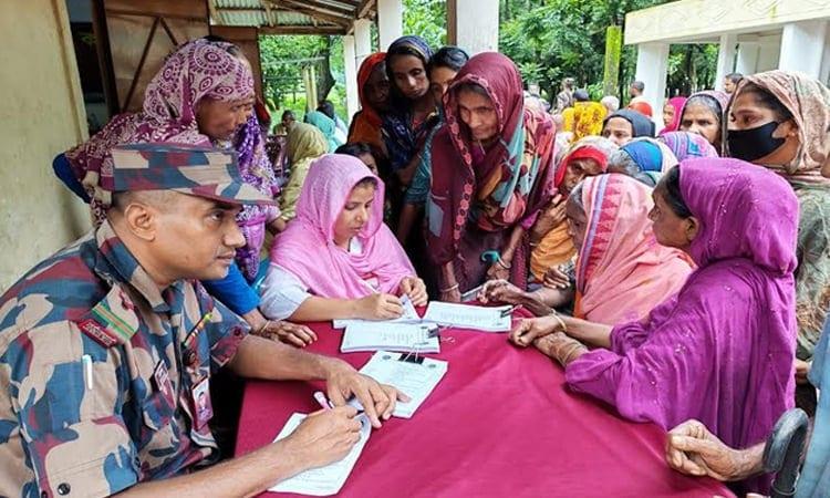 BGB chief distributes relief, medical aid to Sunamganj flood victims | District