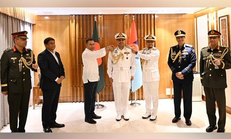 PM confers Vice Admiral rank badge on new Navy chief  | News Flash