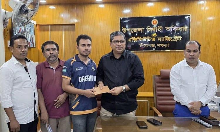 Shahe Alam stands by meritorious but poor student Nirab | Others