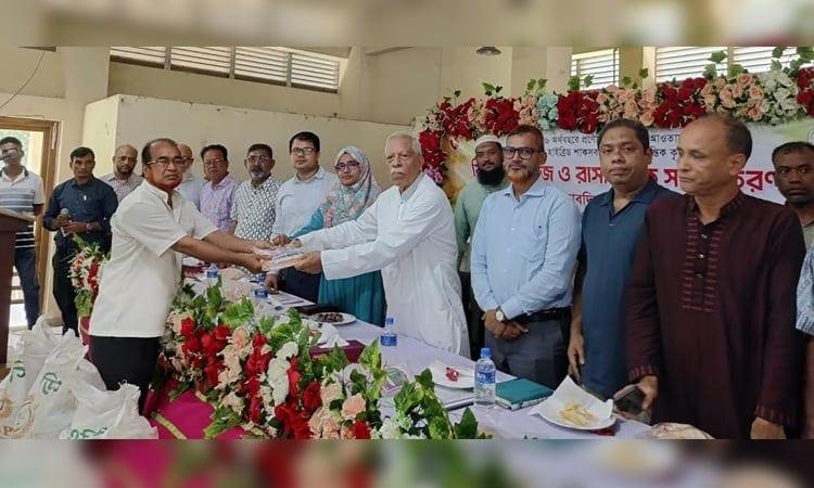 Seeds, fertilizers distributed among 1200 farmers in Feni | District