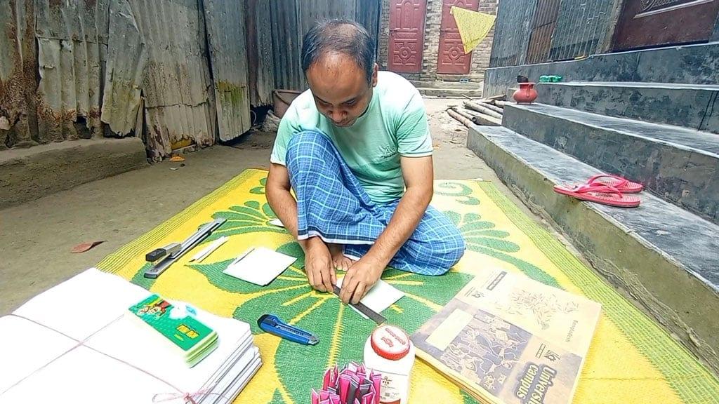 Blind Shariful earns acclaim by making eco-friendly notebooks, paper pens | Others