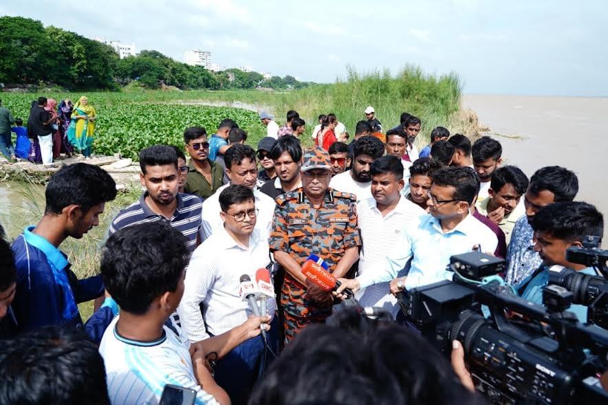 Boat capsizes in Padma River in Rajshahi: 2 remain missing | District