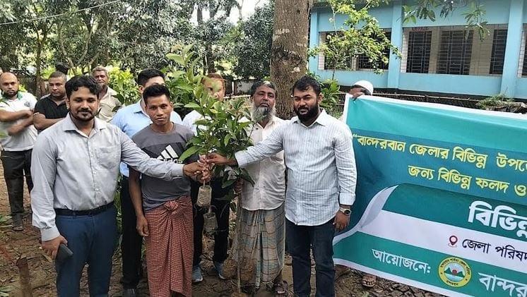 65 farmers receive 11,180 fruit, forest saplings in Alikadam | District
