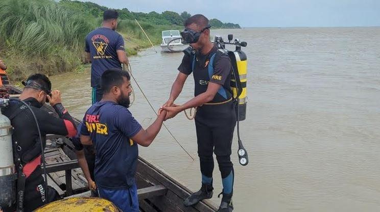 Father, son missing after boat capsizes in Padma river in Rajshahi | District
