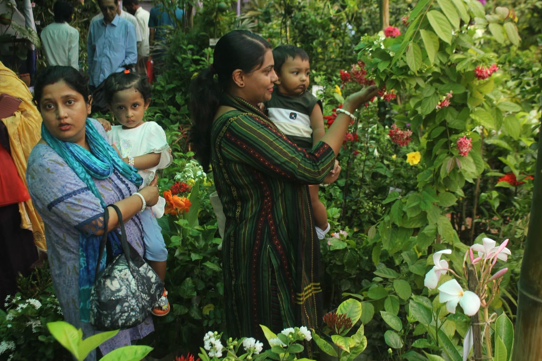 Tree fair gains momentum in Khulna | District