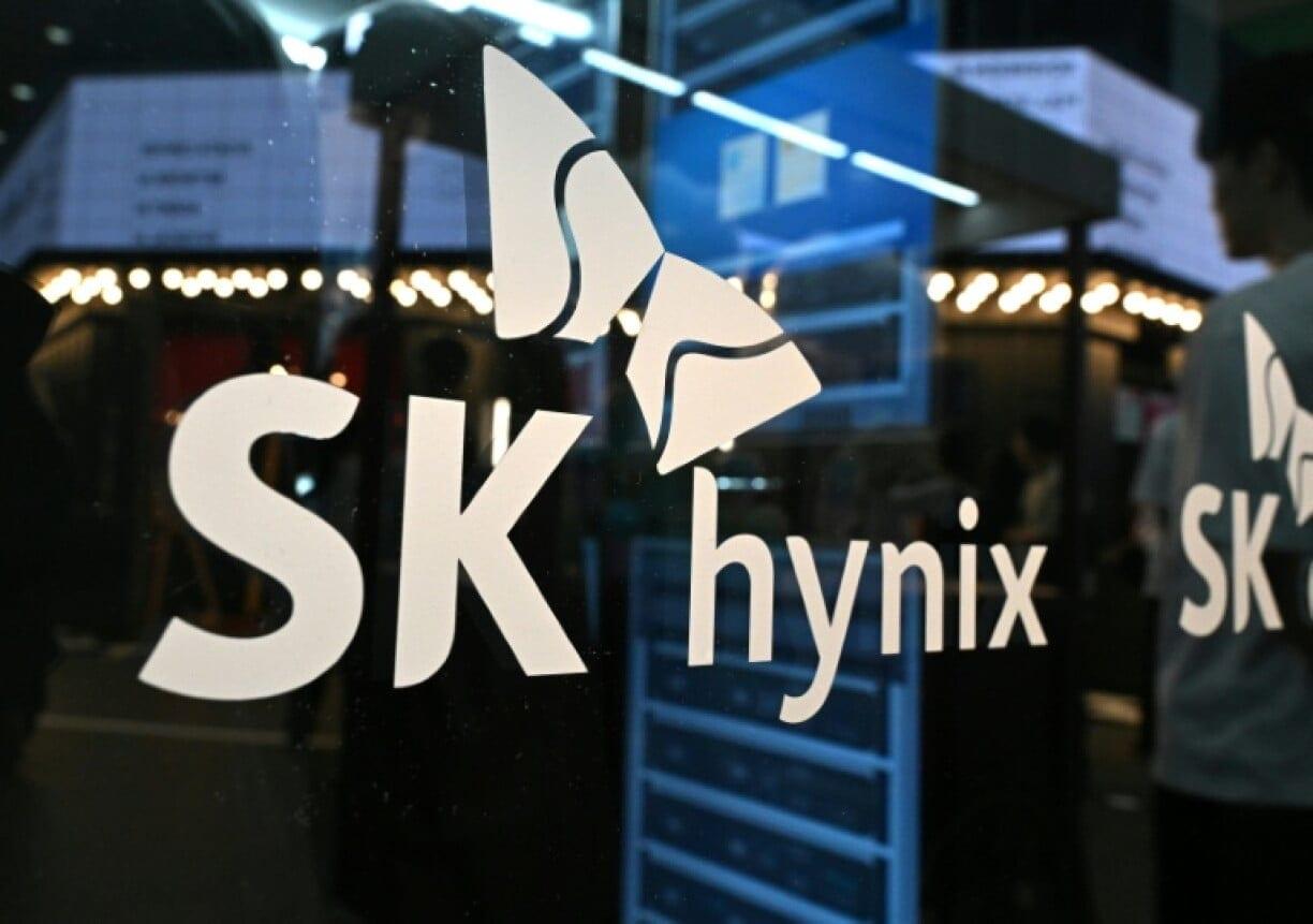 SK hynix posts 1,200% net profit boost on AI chip boom | Business