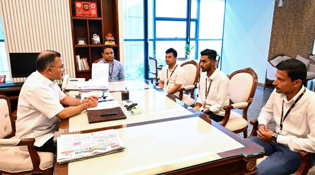 Valiant July fighter Azizur meets PM | News Flash