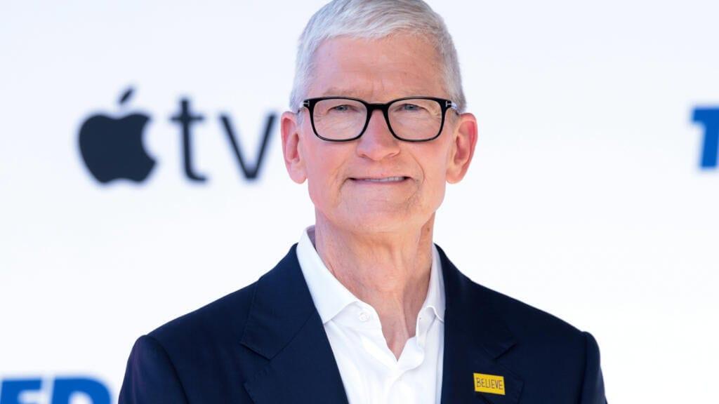 Apple tops estimates in CEO Cook's final quarter, but shares fall | Business
