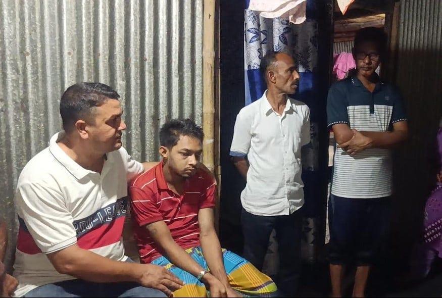 BNP leader extends financial assistance to kidney patient in Khulna  | District