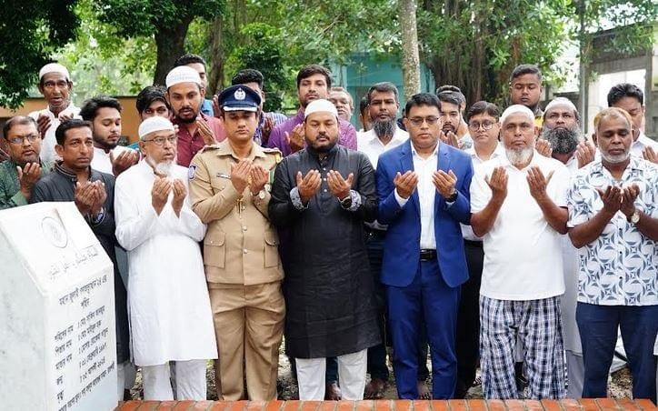 RCC administrator pays tribute at July martyr Sakib's grave | District