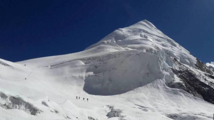 Nepal rescuers find bodies of five climbers killed last year | International