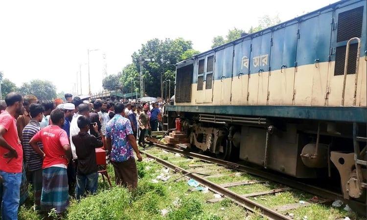 Train services resume on Parbatipur-Burimari route, probe body formed | District