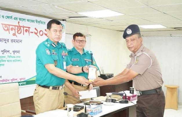 KMP commissioner rewards traffic police for commendable performance | District