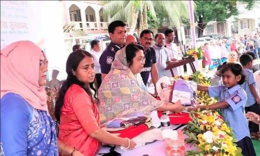 Afroza distributes dress, bags, shoes among Manikganj primary school students | News
