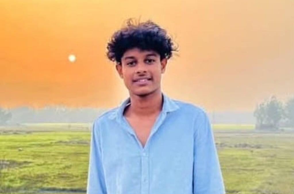 ব্রাজিলের পতাকা টাঙাতে আমগাছে উঠে বিদ্যুৎস্পৃষ্টে কিশোরের মৃত্যু
