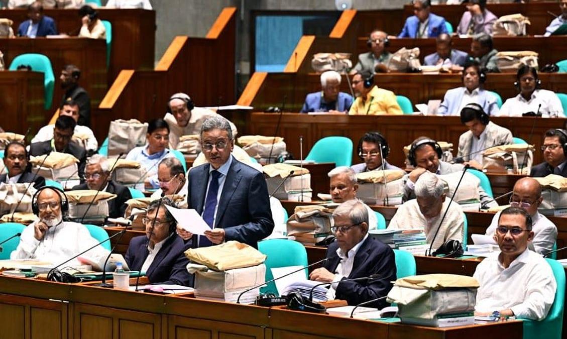 শিগগির ৫ হাজার চিকিৎসক ও ১ লাখ স্বাস্থ্যকর্মী নিয়োগ: বাজেট বক্তৃতায় অর্থমন্ত্রী