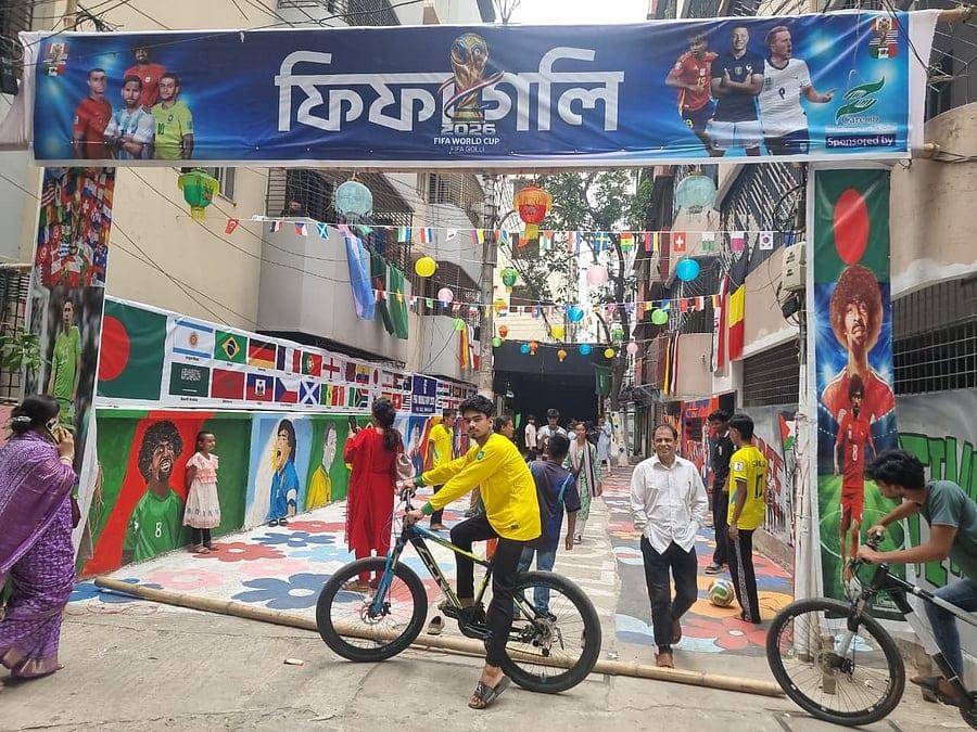 বিশ্বকাপ উন্মাদনায় দেয়ালজুড়ে পেলে–ম্যারাডোনা, মেসি–ইয়ামাল