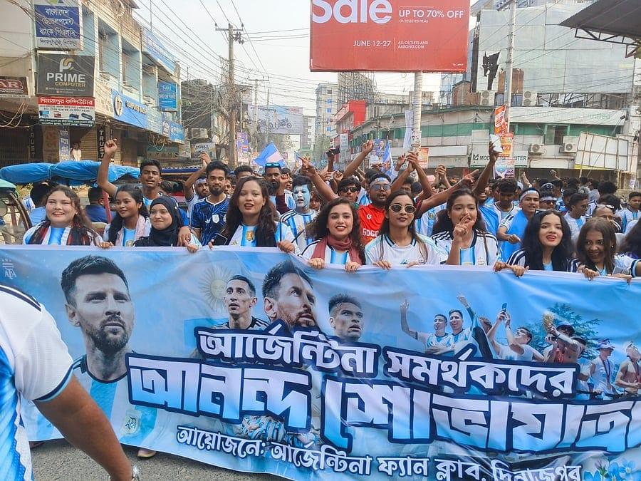 দিনাজপুরে আর্জেন্টিনা সমর্থকদের আকাশি-সাদা রঙে উৎসবমুখর শোভাযাত্রা