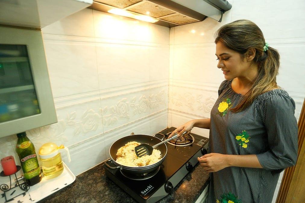 গরমে অসুস্থতা কি শুধু বাইরে গেলেই হয়