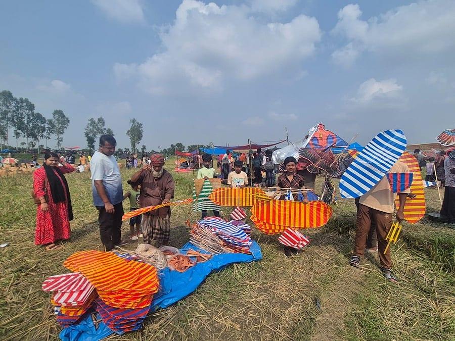 জয়পুরহাটে তুলসীগঙ্গা নদীর তীরে ঐতিহ্যবাহী ঘুড়ির মেলা, উৎসবে মেতেছে মানুষ