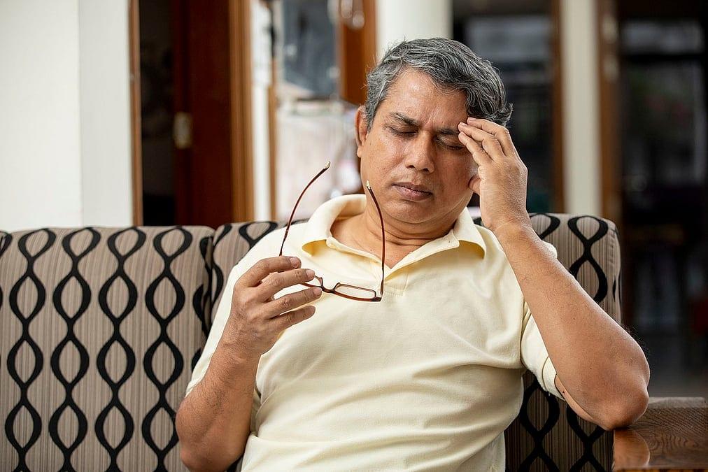 বসা থেকে দাঁড়ালেই মাথা ঘোরে? জেনে নিন এর কারণ ও প্রতিকার