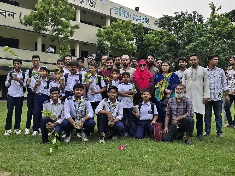 মিরপুরের তিন বিদ্যালয়ের শিক্ষার্থীদের মধ্যে এনসিপির গাছের চারা বিতরণ