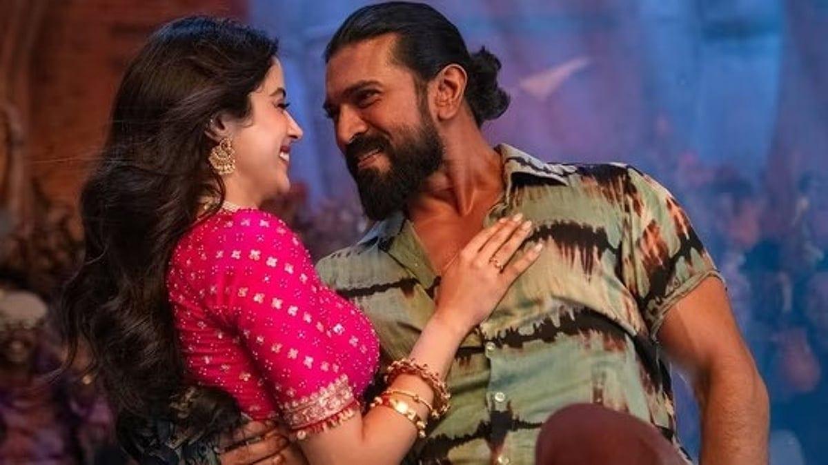 জাহ্নবীর আবেদনময়ী দৃশ্য নিয়ে বিতর্কের মধ্যেই ২০০ কোটি পার করল ‘পেড্ডি’