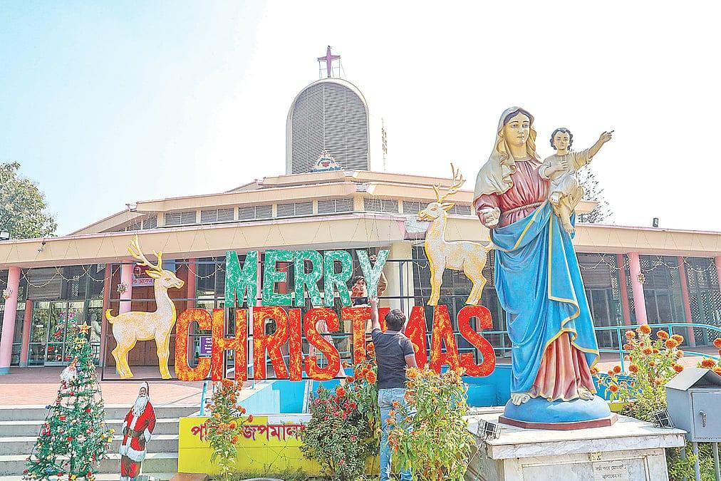 শুভ বড়দিন আজ, গির্জাগুলো সেজেছে বর্ণাঢ্য সজ্জায়