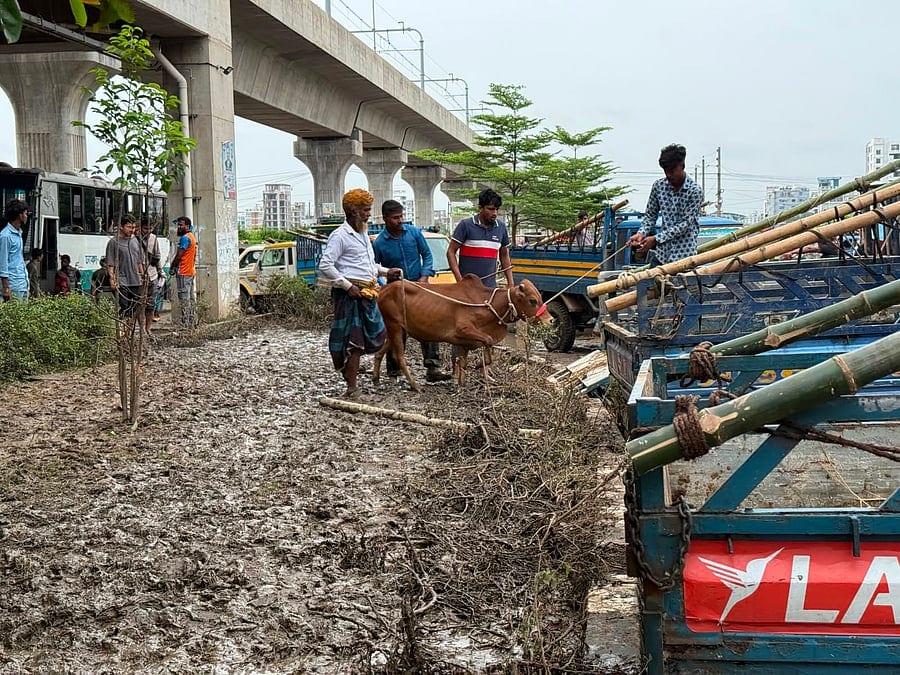 হাট বসানোর কারণে মেট্রো স্টেশনের ৩০ লাখ টাকার ক্ষতি