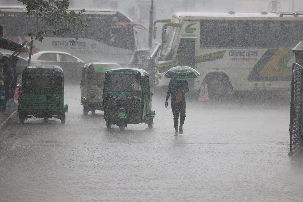 মৌসুমি বায়ু দেশের অর্ধেক এলাকায়, ঢাকাসহ নানা স্থানে বৃষ্টির পূর্বাভাস