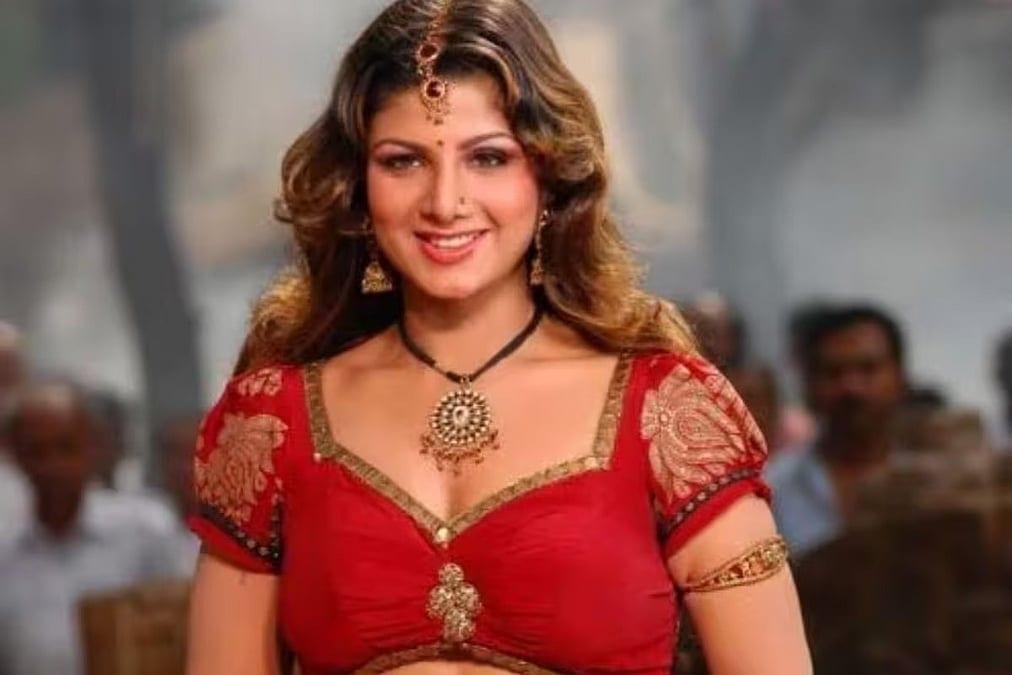 নব্বইয়ের ‘গ্ল্যামার কুইন’, প্রেম–বিতর্ক থেকে বিয়ে, রম্ভাকে মনে আছে?