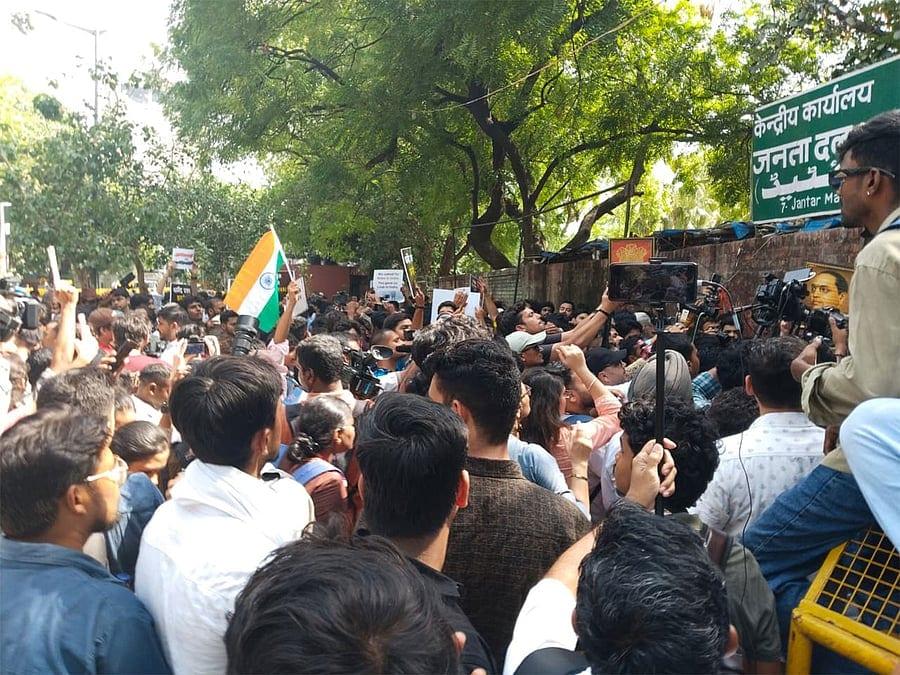 দিল্লির যন্তর মন্তরে ‘তেলাপোকা’র সমাবেশ